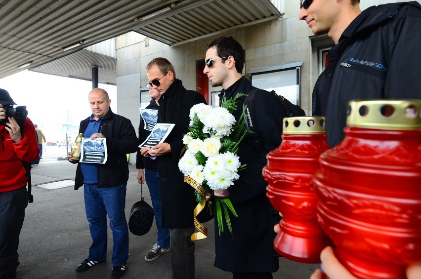 Stary dworzec PKP w Poznaniu: Kwiaty i znicze na pożegnanie