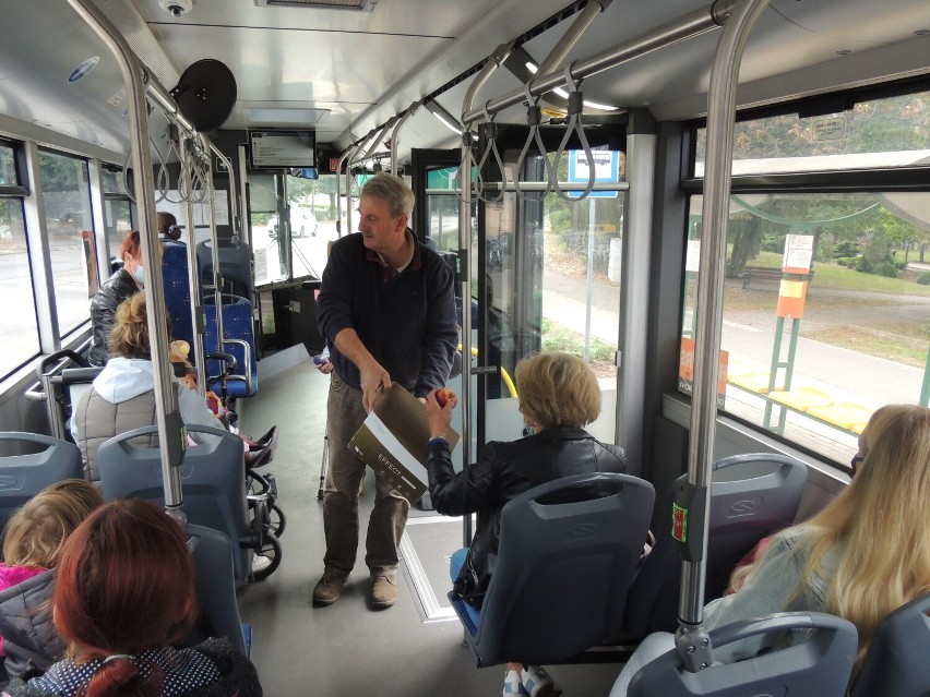 Europejski Dzień Bez Samochodu w Wagrowcu - pasażerowie miejskich autobusów otrzymali owoce!