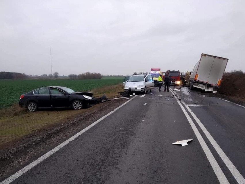 Groźny wypadek we Włókach pod Bydgoszczą. Zderzenie ciężarówki i auta osobowego [zdjęcia]