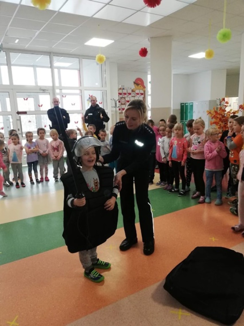 Policjanci z Wałbrzycha rozmawiali z dziećmi o bezpieczeństwie