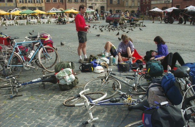 Warszawa 23.07.1993. Angielscy turyści, którzy zwiedzają Polskę przemieszczając się na rowerach, odpoczywają na Rynku Starego Miasta.


Kolejne zdjęcie na następnej stronie >>>