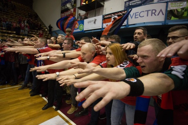 Kibice w Słupsku od lat wspierają dopingiem koszykarską drużynę Czarnych
