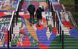To najbardziej świąteczne schody w Warszawie. Mieszkańcy podziwiają i robią zdjęcia kolorowej grafice  