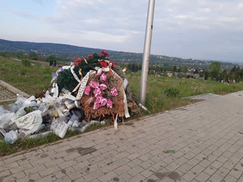 Na cmentarzu w Jaśle straszą... śmieci. Czytelnik: Od kilkunastu tygodni nie ma komu posprzątać [ZDJĘCIA]