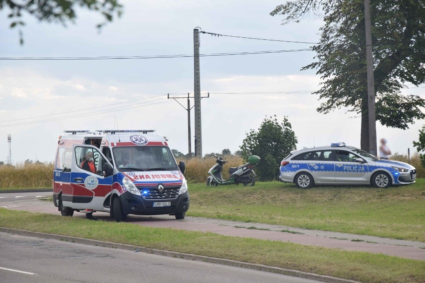 Malbork. Zderzenie samochodu osobowego ze skuterem na ul. Kotarbińskiego [ZDJĘCIA]