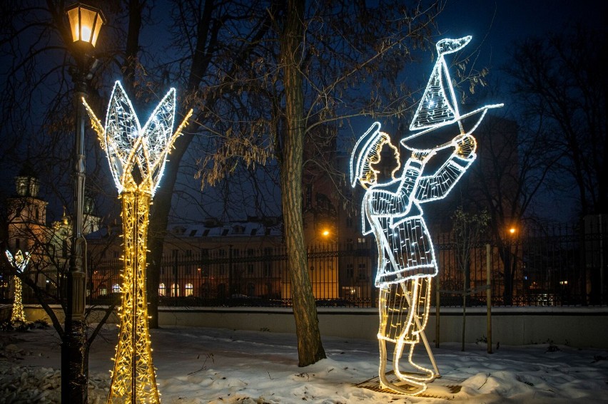 Świąteczne dekoracje pojawiły się przed szpitalem dziecięcym w Warszawie. Iluminacja ma dodać otuchy małym pacjentom przed świętami