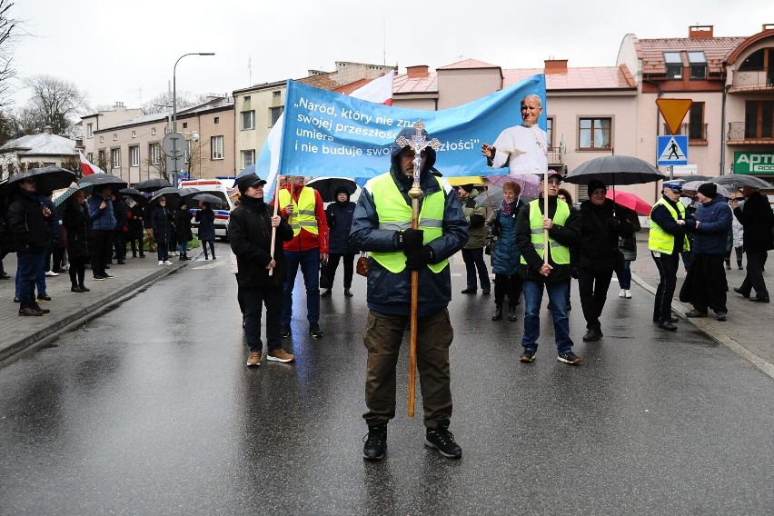 Mieszkańcy Jasła przeszli przez miasto w marszu ku pamięci Jana Pawła II [ZDJĘCIA]