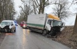 Zderzenie dwóch pojazdów pod Mierzęcinem. 21-latek trafił do szpitala. Zobaczcie zdjęcia!