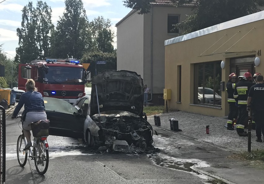 Wrocław. Palił się samochód na Sępolnie. Zobacz zdjęcia