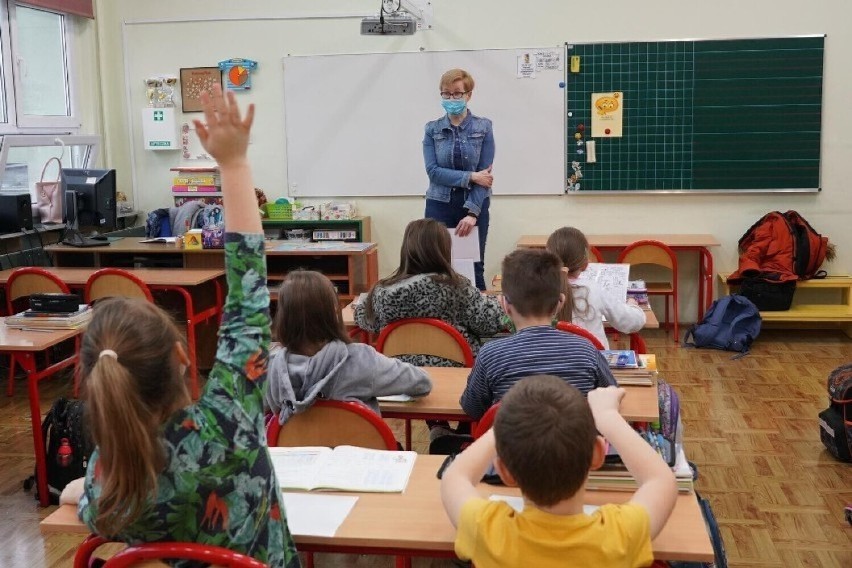 Nauczyciel w nowym przedszkolu 12 w Lesznie  na...