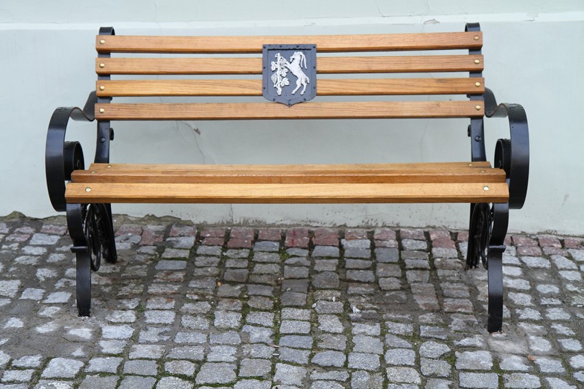 Na Starym Mieście w Lublinie pojawiły się ławki z herbem miasta. Zobacz zdjęcia