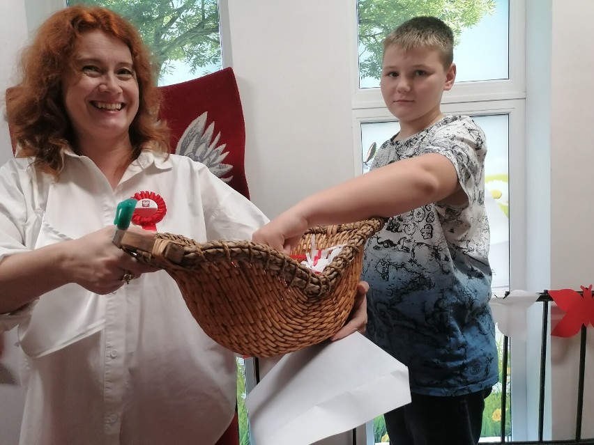 Patefon Niepodległości i Rewia Niepodległości w Szkole Podstawowej nr 2 w Malborku. Nietypowe lekcje patriotyzmu