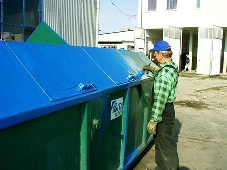 Pracownicy Sity remontują kontenery na śmieci.