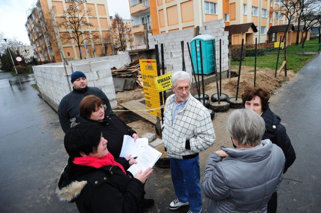 Pawilony wyrastają im tuż przed oknami.