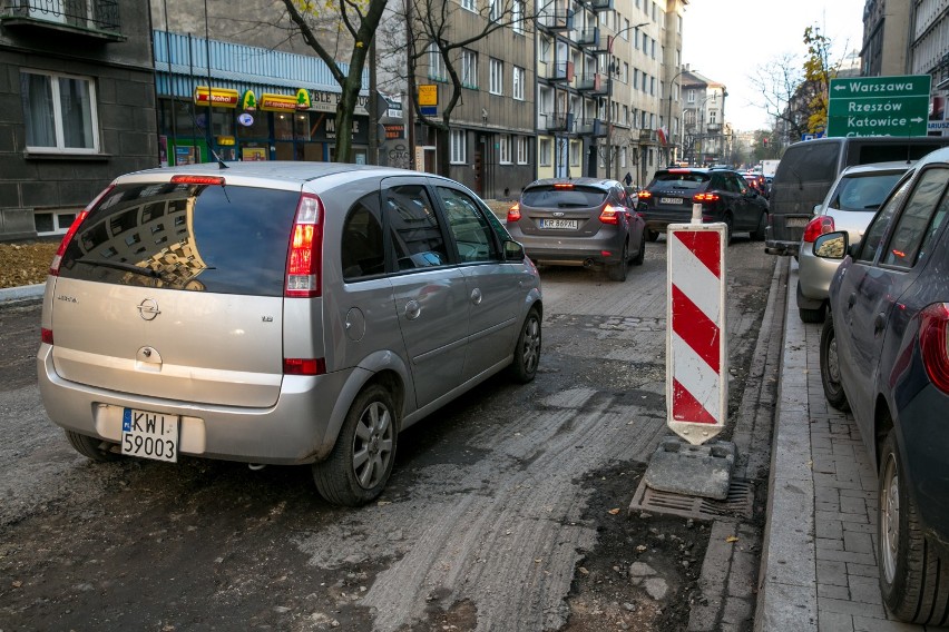 Kraków. Rozkopana i zakorkowana ulica Mazowiecka