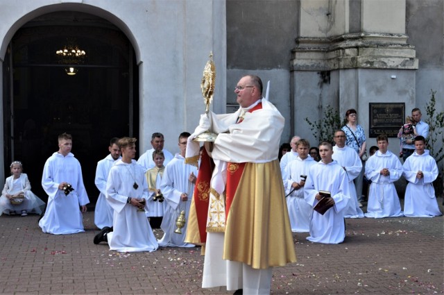 Uczestnicząc w tym dniu w procesji, publicznie wyznajemy wiarę w ukrytego w Hostii Jezusa Chrystusa. Na zakończenie procesji błogosławieństwo na cztery strony świata