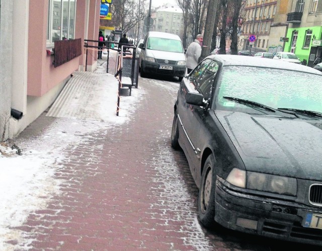 Trudno przejść ulicą Paderewskiego, zwłaszcza matce z dzieckiem w wózku, bo jest pełna zaparkowanych samochodów.