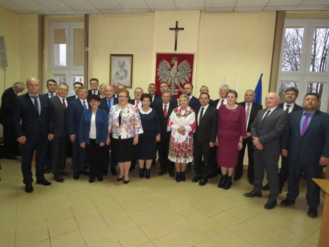 Na pierwszej sesji pow. wadowickiego wybrano starostę. Został nim Eugeniusz Kurdas z Prawa i Sprawiedliwości. Wicestarostą wybrano w głosowaniu radną PiS Beatę Smolec z Sułkowic a na nieetatowych członk&oacute;w zarządu: Marka Ciepłego, najmłodszą w zarządzie, 35 -letnią Małgorzatę Targosz-Storch (oboje PiS) oraz Mirosława Sordyla z Kukiz&rsquo;15