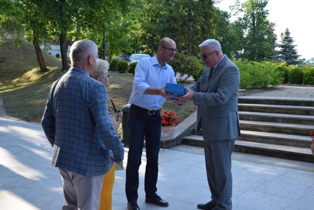 Powinności gospodarza pełnił Janusz Sochacki, obecny dyrektor sandomierskiego oddziału Banku PKO BP - z prawej, który przyjmował gratulacje od gości. Na zdjęciu  Paweł Niedźwiedź, zastępca starosty, członkowie zarządu Grażyna Szklarska - długoletni pracownik Banku PKO BP oraz Ryszard Nagórny. Więcej na kolejnych zdjęciach