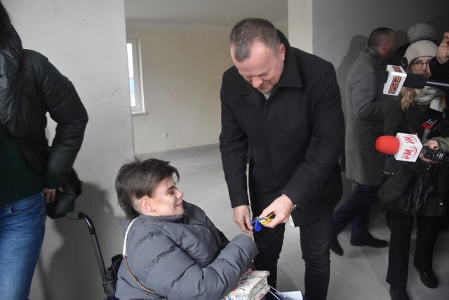 Dzisiaj piersi z lokatorów odebrali klucze do mieszkań komunalnych, znajdujących się przy ulicy Traugutta w Sosnowcu. Zobacz kolejne zdjęcia. Przesuwaj zdjęcia w prawo - naciśnij strzałkę lub przycisk NASTĘPNE