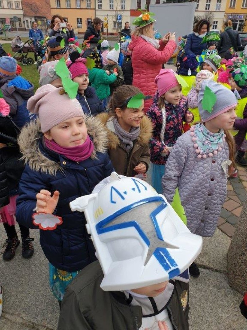 Pierwszy dzień wiosny z przedszkolakami na śmigielskim rynku