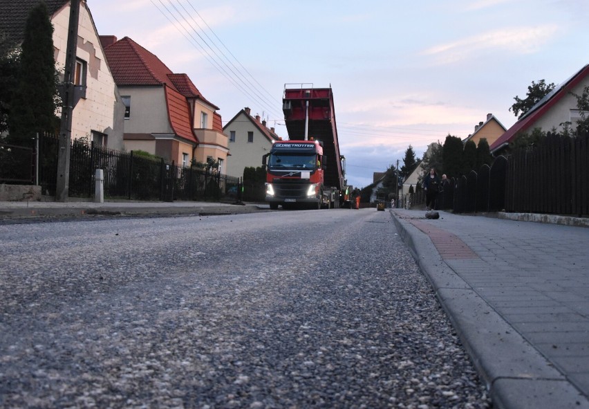 Malbork. Remont na Wiosennej. W środę drogowcy położyli nową nawierzchnię 