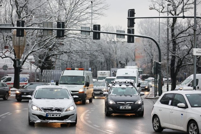 Główny Inspektorat Transportu Drogowego dysponuje kamerami rejestrującymi łamanie przepisów na światłach.  Obecnie 34 takich rejestratorów znajduje się na polskich drogach (stan na 14.02.2023), a liczba ta ma ulec zwiększeniu. Przykre konsekwencje czekają nie tylko tych, którzy przejechali na czerwonym świetle, ale także żółtym, o ile mogli zatrzymać się bez gwałtownego hamowania. Tyle kamer na światłach i w takich miejscach jest aktualnie na Kujawach i Pomorzu. Szczegóły na kolejnych slajdach.