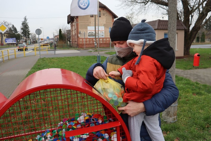 Akcja wspierająca pomaganie przy sercu na nakrętki w...