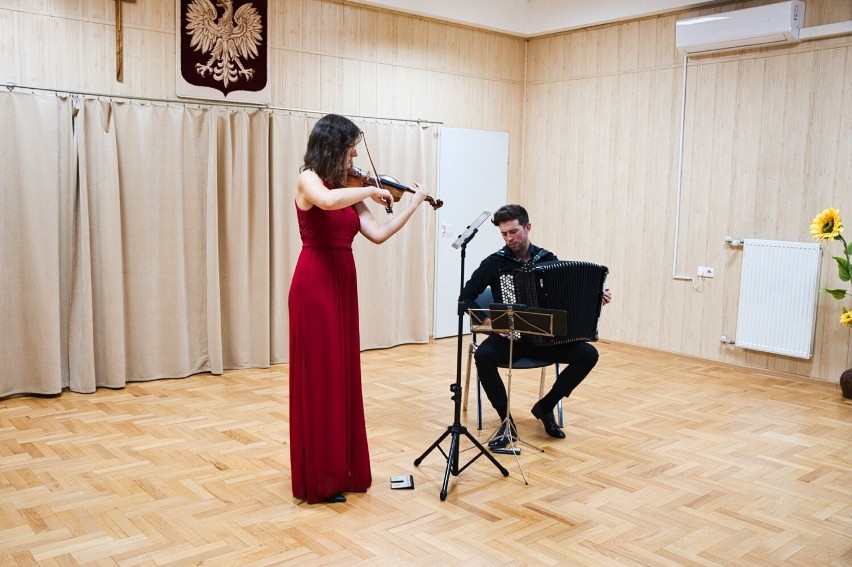 Karolina Mikołajczyk i Iwo Jedynecki wystąpili w Raniżowie. Wspaniały koncert i dużo dobrej muzyki [ZDJĘCIA, WIDEO]