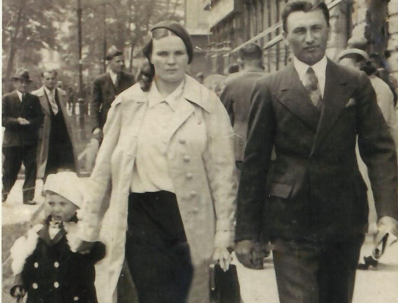 Mała S. Grendziak oraz Maria i Jan Konopkowie - 1935 rok
