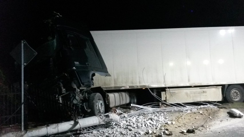 Wypadek w Koźminku. Ciężarówka wjechała w posesję