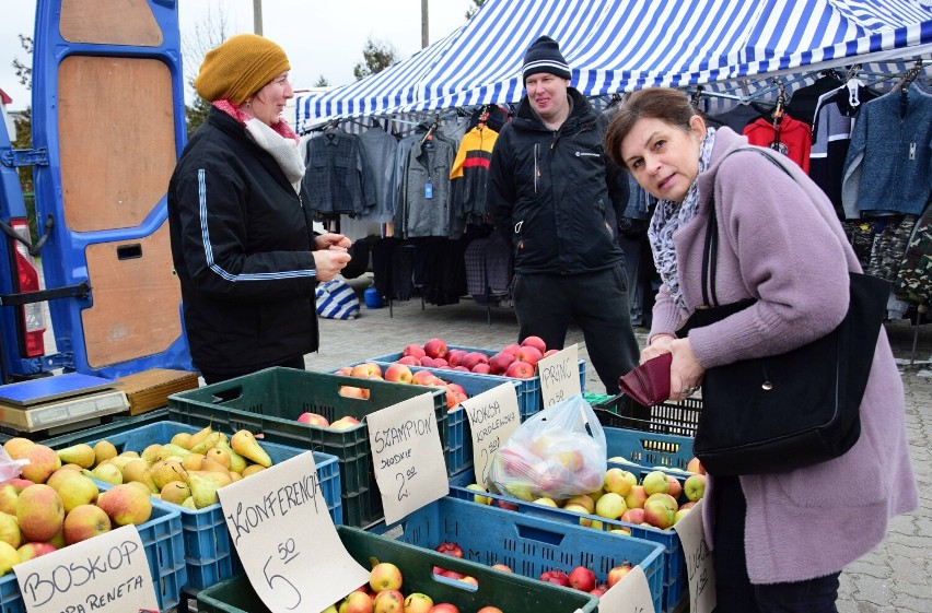 Odwiedziliśmy targowisko w Żninie. Co jest tu w ofercie?...