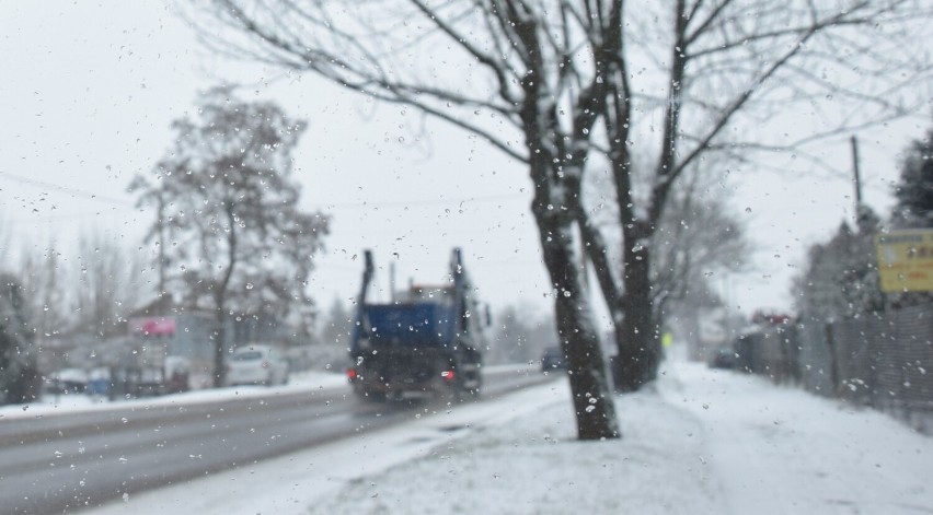 Zduńska Wola znów pod śniegiem. Jaka sytuacja na ulicach w...