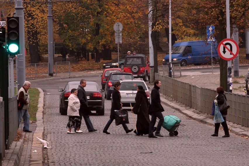 Piesi ryzykują życiem przechodząc przez jezdnię