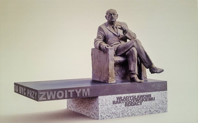 Inicjatywa budowy pomnika prof. Bartoszewskiego w Sopocie nabiera tempa. Właśnie zakończył się pierwszy etap konkursu na projekt monumentu. Z dziewięciu nadesłanych przez artystów prac, członkowie komisji wybrali cztery.