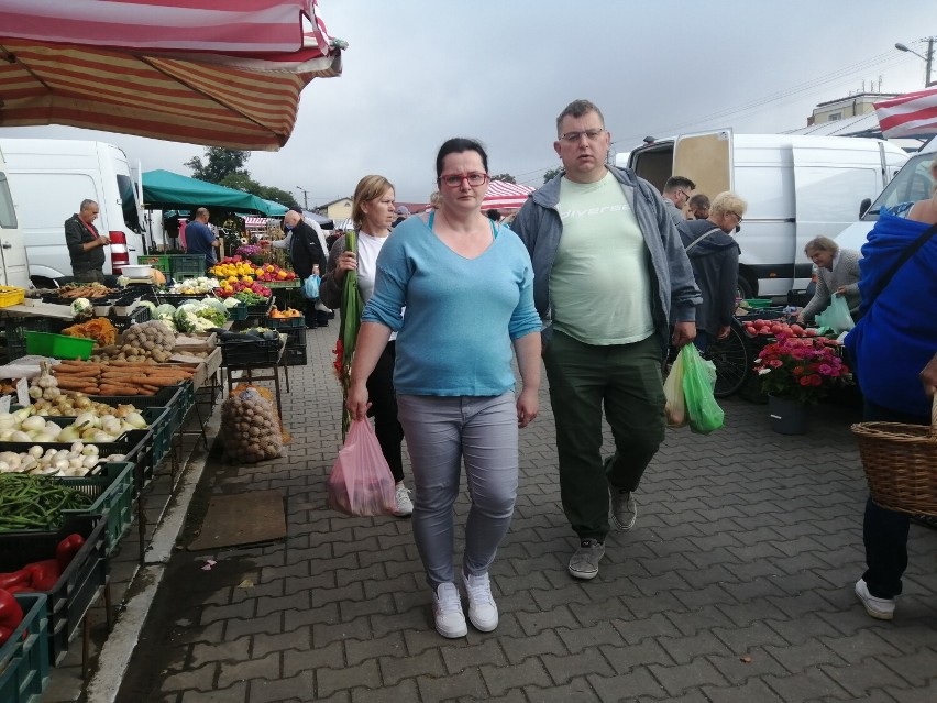 Pochmurny, sierpniowy poranek na rynku w Skierniewicach. Kupujących nie brakowało