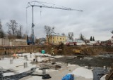 Budują mieszkania na Plantach w Radomiu. Na placu budowy "Domu na Mariackiej" pracuje ciężki sprzęt, wylewają płytę fundamentową
