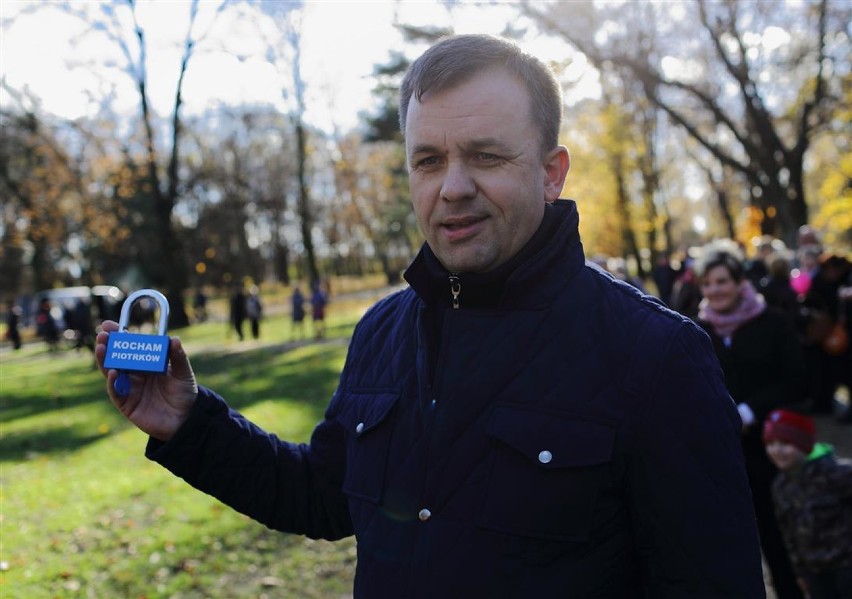 Prezydent Piotrkowa Krzysztof Chojniak na "mostku miłości"