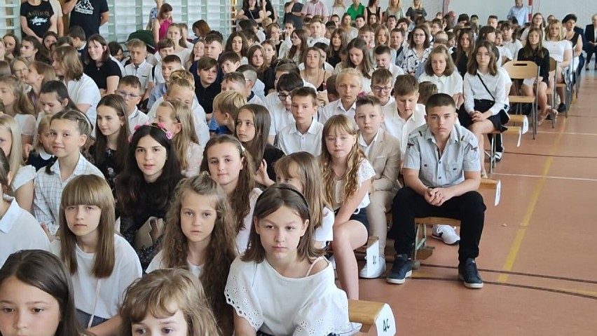 Uroczyste zakończenie roku szkolnego 2021\2022  w PSP 7 w Radomsku. ZDJĘCIA
