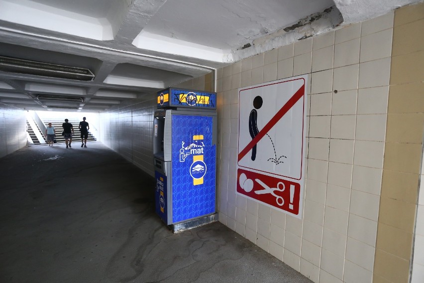 Plakaty "zakaz sikania" na Pradze. Nietypowa akcja w tunelu. Czy rozwiążą śmierdzący problem?