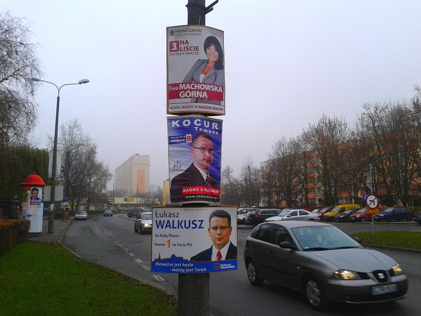 Plakaty wyborcze były byle gdzie i byle jak, na trawnikach, latarniach, znakach  czas już na je posprzątanie.