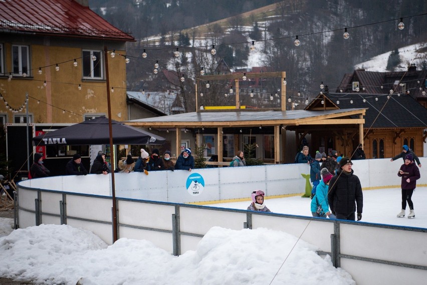 Zakopane. W mieście można jeździć na łyżwach. Jedno z lodowisko postanowiło się otworzyć