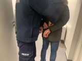Gdyńscy policjanci zatrzymali mężczyznę poszukiwanego do odbycia kary. W jego mieszkaniu znaleźli znaczną ilość narkotyków