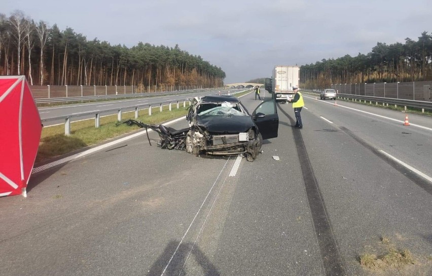 Śmiertelny wypadek na autostradzie A1 między Radomskiem a Kamieńskiem. Zginęła 47-letnia kobieta