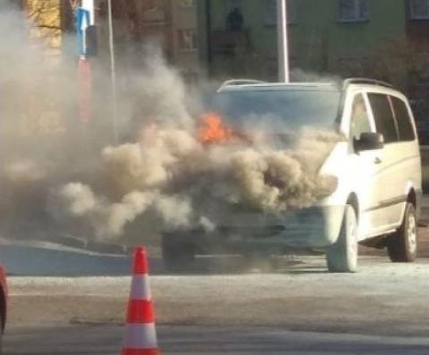 W Kielcach strażnicy miejscy gasili płonący samochód. Pomogli kierowcy i pracownicy laboratorium 