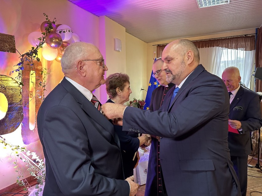 Jubileusz 50 i 60 lat pożycia małżeńskiego – niezwykła uroczystość w Rumianie (WIDEO I ZDJĘCIA)