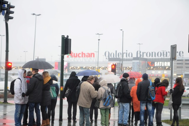 -&nbsp;Otwarcie Galerii Bronowice doprowadziło do sytuacji, w której bez względu na godzinę, wszystkie autobusy jadące z przystanku Conrada odjeżdżają przepełnione - mówi Krzysztof Jarosz.