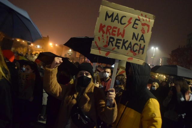 Strajk kobiet w Rybniku. Protestujący przeszli ulicami centrum miasta