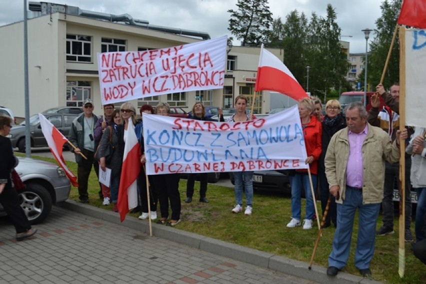 Protest mieszkańców Czarnej Dąbrówki przed Starostwem Powiatowym w Bytowie [ZDJĘCIA] 