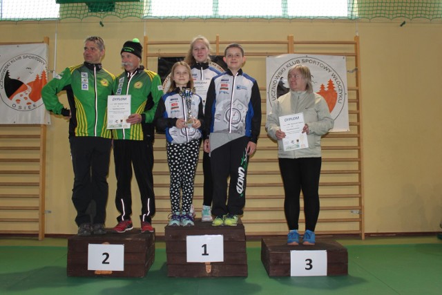 Na zdjęciu Iga Muller, Natalia Szuba i Wiktor Muller, zwycięzcy Pucharu Pomorza 2016 w swoich kategoriach wiekowych, odbierają nagrodę za zwycięstwo UMKS Kwidzyn w klasyfikacji generalnej juniorów Pucharu Pomorza 2016